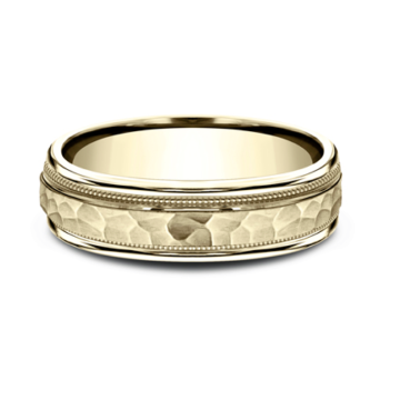 Men's Comfort-Fit Hammered Center Wedding Band in Yellow Gold (6mm)
