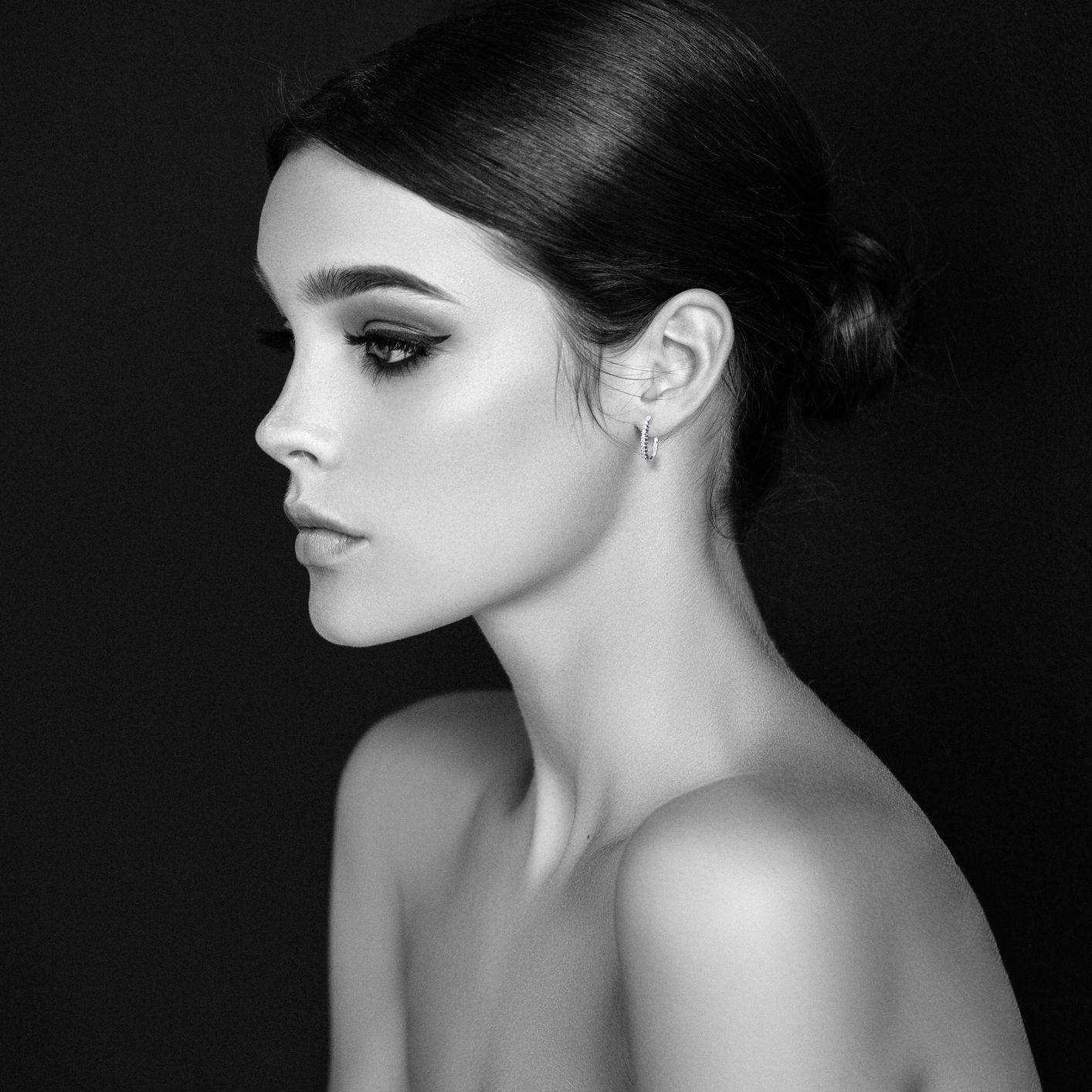 Thin Diamond Oval Hoop Earrings in 14K White Gold (0.70ct)